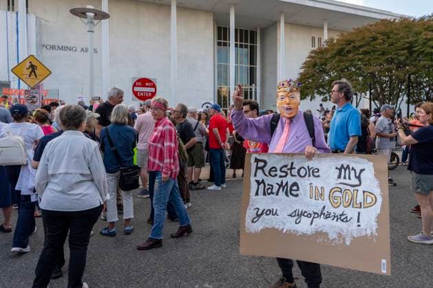 September 18, 2026, Washington, Dc, USA: People participate in the Hands Around the Kennedy Center demonstration..Supporters of the Kennedy Center gathered for the protest in response to this week s escalating tensions over the arts institution s future, including the Trump-appointed board voting to close the center in defiance of a court order, testimony that contractors were ramming the pillars of the building with construction equipment, and photographs showing President Trump aboard Air Force One with a poster that read Kennedy Center DEMOLISHED Washington USA - ZUMAs197 20260918_aaa_s197_051 Copyright: xJenxGolbeckx