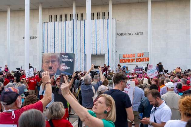 September 18, 2026, Washington, Dc, USA: People participate in the Hands Around the Kennedy Center demonstration..Supporters of the Kennedy Center gathered for the protest in response to this week s escalating tensions over the arts institution s future, including the Trump-appointed board voting to close the center in defiance of a court order, testimony that contractors were ramming the pillars of the building with construction equipment, and photographs showing President Trump aboard Air Force One with a poster that read Kennedy Center DEMOLISHED Washington USA - ZUMAs197 20260918_aaa_s197_053 Copyright: xJenxGolbeckx