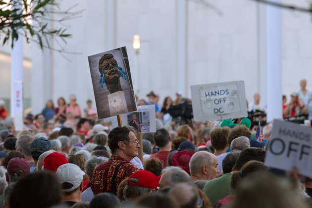September 18, 2026, Washington, D.C, USA: Thousands of demonstrators gather outside the John F. Kennedy Center for the Performing Arts in Washington, D.C. Organized by the activist group Hands Off the Arts, the Hands Around the Kennedy Center rally drew participants to the iconic cultural venue to protest President Donald Trump s recent threats to demolish the building. Washington USA - ZUMAd225 20260918_znp_d225_001 Copyright: xZoraidaxDiazx