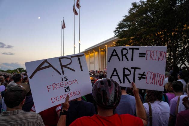 Demonstrators participate in the Hands Off the Arts Kennedy Center protest, objecting to President Donald Trump s call for the possibility of demolishing the Kennedy Center at the John F. Kennedy Center for the Performing Arts on Friday, September 18, 2026 in Washington DC. Several hundreds of activists held signs and walked the premises calling for President Trump to be removed as the chairman of the Kennedy Center.  WAP20260918916 LeighxVogel