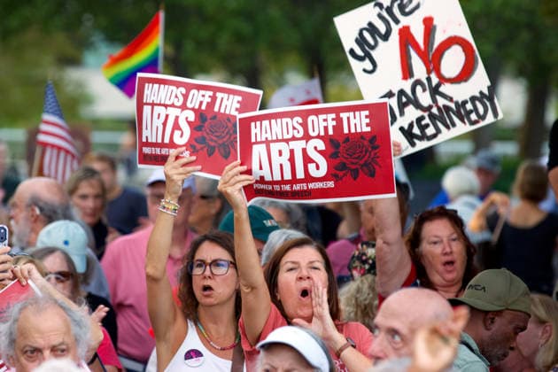 September 18, 2026, Washington, D.C, USA: Thousands of demonstrators gather outside the John F. Kennedy Center for the Performing Arts in Washington, D.C. Organized by the activist group Hands Off the Arts, the Hands Around the Kennedy Center rally drew participants to the iconic cultural venue to protest President Donald Trump s recent threats to demolish the building. Washington USA  - ZUMAd225 20260918_znp_d225_004 Copyright: xZoraidaxDiazx