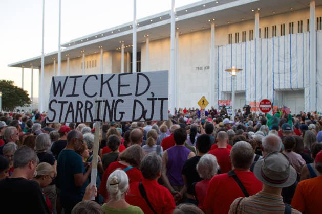 September 18, 2026, Washington, D.C, USA: Thousands of demonstrators gather outside the John F. Kennedy Center for the Performing Arts in Washington, D.C. Organized by the activist group Hands Off the Arts, the Hands Around the Kennedy Center rally drew participants to the iconic cultural venue to protest President Donald Trump s recent threats to demolish the building. Washington USA - ZUMAd225 20260918_znp_d225_006 Copyright: xZoraidaxDiazx