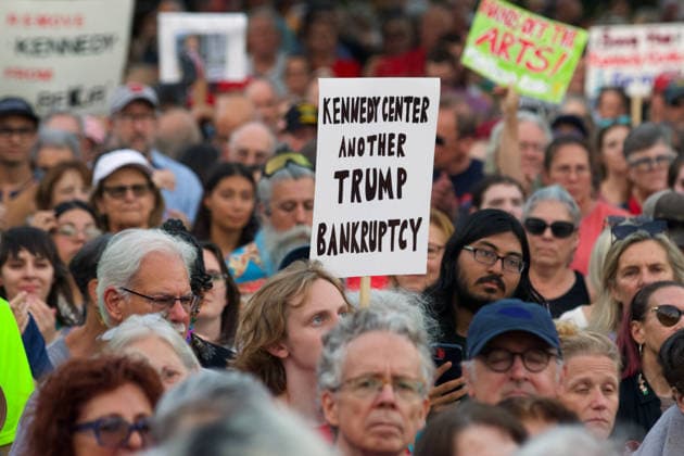 September 18, 2026, Washington, D.C, USA: Thousands of demonstrators gather outside the John F. Kennedy Center for the Performing Arts in Washington, D.C. Organized by the activist group Hands Off the Arts, the Hands Around the Kennedy Center rally drew participants to the iconic cultural venue to protest President Donald Trump s recent threats to demolish the building. Washington USA  - ZUMAd225 20260918_znp_d225_008 Copyright: xZoraidaxDiazx