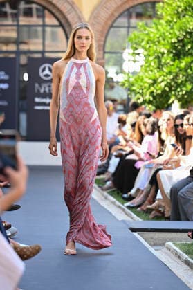 Custo Barcelona - Mercedes Benz Fashion Week Madrid, Spain - 18 Sept 2026 A model parades with Custo Barcelona design during Mercedes Benz Fashion Week Madrid Cibeles Palace in Madrid. Madrid Spain Copyright: xAtilanoxGarciax xSOPAxImagesx PHOTO08511