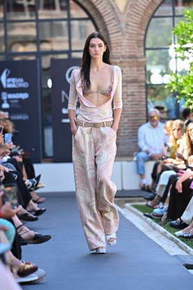 Custo Barcelona - Mercedes Benz Fashion Week Madrid, Spain - 18 Sept 2026 A model parades with Custo Barcelona design during Mercedes Benz Fashion Week Madrid Cibeles Palace in Madrid. Madrid Spain Copyright: xAtilanoxGarciax xSOPAxImagesx PHOTO08529