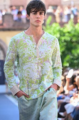 Custo Barcelona - Mercedes Benz Fashion Week Madrid, Spain - 18 Sept 2026 A model parades with Custo Barcelona design during Mercedes Benz Fashion Week Madrid Cibeles Palace in Madrid. Madrid Spain Copyright: xAtilanoxGarciax xSOPAxImagesx PHOTO08547