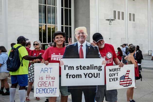Hands Around the Kennedy Center Protest in Washington, D.C. A large crowd of demonstrators gathers outside the John F. Kennedy Center for the Performing Arts during the Hands Around the Kennedy Center protest organized by Hands Off the Arts in Washington, D.C., United States, on September 18, 2026. Protesters display signs criticizing U.S. President Donald Trump and opposing actions affecting the Kennedy Center, as controversy continues over the venue™s closure for renovations, efforts to add Trump™s name to the institution and the possibility of demolition or rebuilding. The demonstration included performances, speakers and a planned human chain around the Kennedy Center in support of the venue, its workers, artists and the perfo Copyright: xHASANxAKBASx