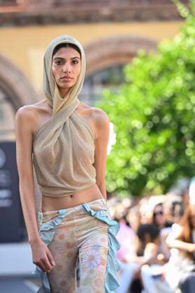 Custo Barcelona - Mercedes Benz Fashion Week Madrid, Spain - 18 Sept 2026 A model parades with Custo Barcelona design during Mercedes Benz Fashion Week Madrid Cibeles Palace in Madrid. Madrid Spain Copyright: xAtilanoxGarciax xSOPAxImagesx PHOTO08553