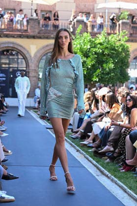 Custo Barcelona - Mercedes Benz Fashion Week Madrid, Spain - 18 Sept 2026 A model parades with Custo Barcelona design during Mercedes Benz Fashion Week Madrid Cibeles Palace in Madrid. Madrid Spain Copyright: xAtilanoxGarciax xSOPAxImagesx PHOTO08569
