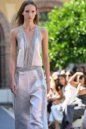 Custo Barcelona - Mercedes Benz Fashion Week Madrid, Spain - 18 Sept 2026 A model parades with Custo Barcelona design during Mercedes Benz Fashion Week Madrid Cibeles Palace in Madrid. Madrid Spain Copyright: xAtilanoxGarciax xSOPAxImagesx PHOTO08580