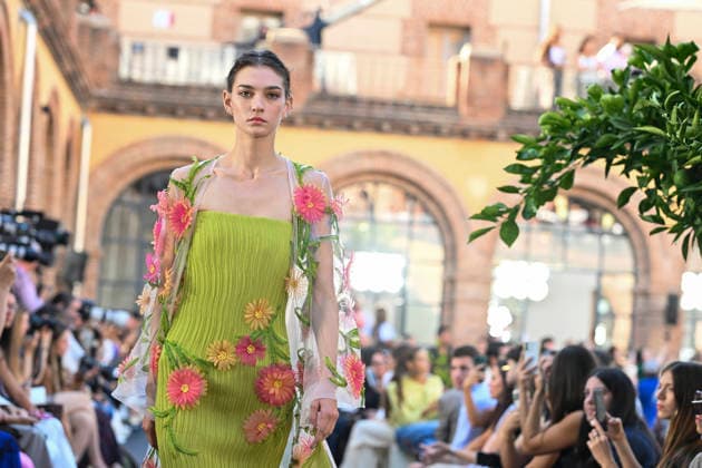 Yolancris - Mercedes Benz Fashion Week Madrid, Spain - 18 Sept 2026 A model parades with Yolancris a design during Mercedes Benz Fashion Week Madrid Cibeles Palace in Madrid. Madrid Spain Copyright: xAtilanoxGarciax xSOPAxImagesx PHOTO08736