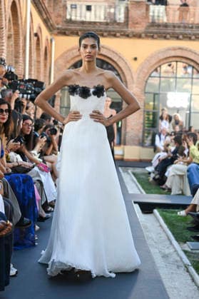 Yolancris - Mercedes Benz Fashion Week Madrid, Spain - 18 Sept 2026 A model parades with Yolancris a design during Mercedes Benz Fashion Week Madrid Cibeles Palace in Madrid. Madrid Spain Copyright: xAtilanoxGarciax xSOPAxImagesx PHOTO08781