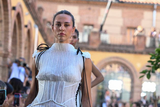 Yolancris - Mercedes Benz Fashion Week Madrid, Spain - 18 Sept 2026 A model parades with Yolancris a design during Mercedes Benz Fashion Week Madrid Cibeles Palace in Madrid. Madrid Spain Copyright: xAtilanoxGarciax xSOPAxImagesx PHOTO08794