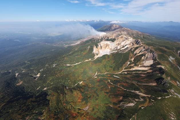 Mt. Tokachi volcano in northern Japan Photo taken from a Kyodo News helicopter on Sept. 18, 2026, shows smoke rising from Mt. Tokachi in Hokkaido, northern Japan. The eruption alert was raised to Level 3 about a week earlier, barring public access to the 2,077-meter mountain.  A14AA0005627883P