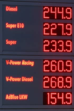 Wie ist die weitere Entwicklung der Spritpreise? Die Spritpreise sind weiterhin auf sehr hohem Niveau. SHELL Tankstelle in Siegen. Die Spritpreise am fruehen (frühen) Morgen. Der aktuelle Preis fuer (für) Diesel, Super E10 und Super liegt weit ueber (über) 2 Euro. Diesel liegt bei bei 2,44 Euro, Super E10 bei 2,27 Euro und Super bei 2,33 Euro. Tankstelle, Spritpreise am 19.09.2026 in Siegen Deutschland.
