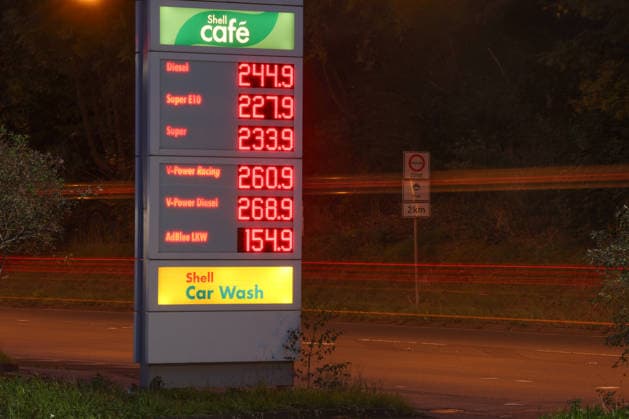 Wie ist die weitere Entwicklung der Spritpreise? Die Spritpreise sind weiterhin auf sehr hohem Niveau. SHELL Tankstelle in Siegen. Die Spritpreise am fruehen (frühen) Morgen. Der aktuelle Preis fuer (für) Diesel, Super E10 und Super liegt weit ueber (über) 2 Euro. Diesel liegt bei bei 2,44 Euro, Super E10 bei 2,27 Euro und Super bei 2,33 Euro. Tankstelle, Spritpreise am 19.09.2026 in Siegen Deutschland.
