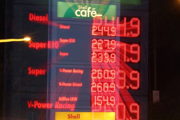 Wie ist die weitere Entwicklung der Spritpreise? Die Spritpreise sind weiterhin auf sehr hohem Niveau. SHELL Tankstelle in Siegen. Die Spritpreise am fruehen (frühen) Morgen. Der aktuelle Preis fuer (für) Diesel, Super E10 und Super liegt weit ueber (über) 2 Euro. Diesel liegt bei bei 2,44 Euro, Super E10 bei 2,27 Euro und Super bei 2,33 Euro. Tankstelle, Spritpreise am 19.09.2026 in Siegen Deutschland.