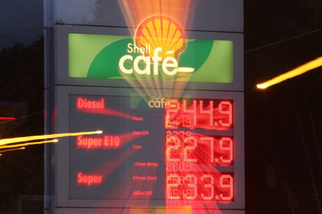 Wie ist die weitere Entwicklung der Spritpreise? Die Spritpreise sind weiterhin auf sehr hohem Niveau. SHELL Tankstelle in Siegen. Die Spritpreise am fruehen (frühen) Morgen. Der aktuelle Preis fuer (für) Diesel, Super E10 und Super liegt weit ueber (über) 2 Euro. Diesel liegt bei bei 2,44 Euro, Super E10 bei 2,27 Euro und Super bei 2,33 Euro. Tankstelle, Spritpreise am 19.09.2026 in Siegen Deutschland.