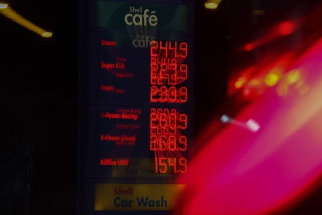 Wie ist die weitere Entwicklung der Spritpreise? Die Spritpreise sind weiterhin auf sehr hohem Niveau. SHELL Tankstelle in Siegen. Die Spritpreise am fruehen (frühen) Morgen. Der aktuelle Preis fuer (für) Diesel, Super E10 und Super liegt weit ueber (über) 2 Euro. Diesel liegt bei bei 2,44 Euro, Super E10 bei 2,27 Euro und Super bei 2,33 Euro. Tankstelle, Spritpreise am 19.09.2026 in Siegen Deutschland.