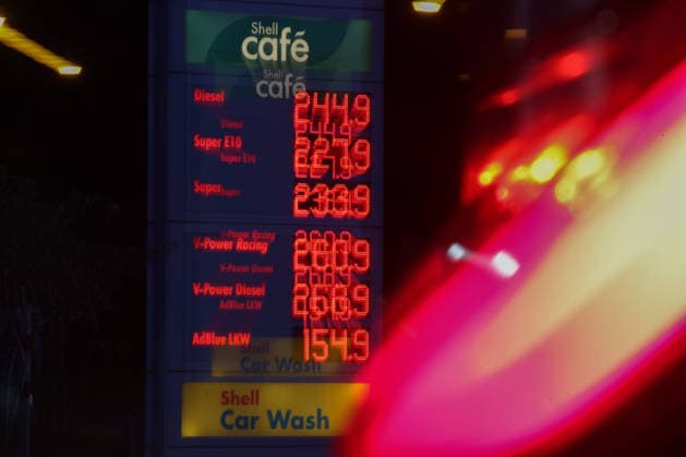 Wie ist die weitere Entwicklung der Spritpreise? Die Spritpreise sind weiterhin auf sehr hohem Niveau. SHELL Tankstelle in Siegen. Die Spritpreise am fruehen (frühen) Morgen. Der aktuelle Preis fuer (für) Diesel, Super E10 und Super liegt weit ueber (über) 2 Euro. Diesel liegt bei bei 2,44 Euro, Super E10 bei 2,27 Euro und Super bei 2,33 Euro. Tankstelle, Spritpreise am 19.09.2026 in Siegen Deutschland.