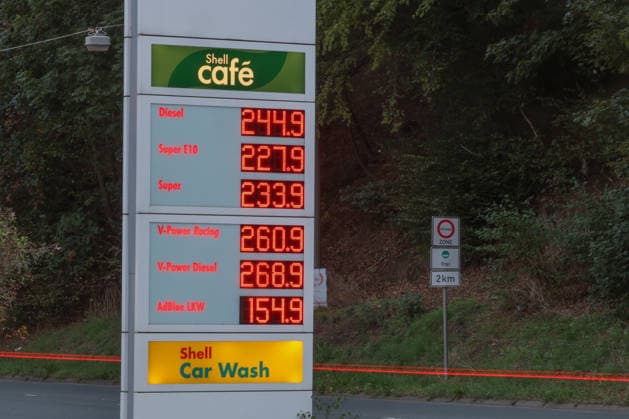 Wie ist die weitere Entwicklung der Spritpreise? Die Spritpreise sind weiterhin auf sehr hohem Niveau. SHELL Tankstelle in Siegen. Die Spritpreise am fruehen (frühen) Morgen. Der aktuelle Preis fuer (für) Diesel, Super E10 und Super liegt weit ueber (über) 2 Euro. Diesel liegt bei bei 2,44 Euro, Super E10 bei 2,27 Euro und Super bei 2,33 Euro. Tankstelle, Spritpreise am 19.09.2026 in Siegen Deutschland.
