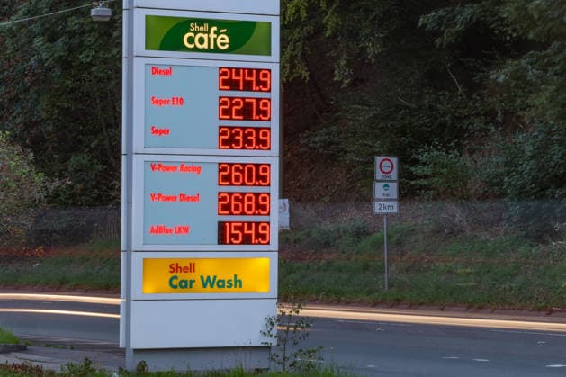 Wie ist die weitere Entwicklung der Spritpreise? Die Spritpreise sind weiterhin auf sehr hohem Niveau. SHELL Tankstelle in Siegen. Die Spritpreise am fruehen (frühen) Morgen. Der aktuelle Preis fuer (für) Diesel, Super E10 und Super liegt weit ueber (über) 2 Euro. Diesel liegt bei bei 2,44 Euro, Super E10 bei 2,27 Euro und Super bei 2,33 Euro. Tankstelle, Spritpreise am 19.09.2026 in Siegen Deutschland.