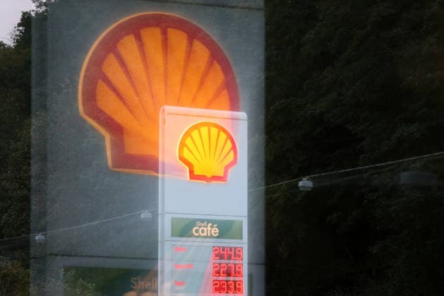 Wie ist die weitere Entwicklung der Spritpreise? Die Spritpreise sind weiterhin auf sehr hohem Niveau. SHELL Tankstelle in Siegen. Die Spritpreise am fruehen (frühen) Morgen. Der aktuelle Preis fuer (für) Diesel, Super E10 und Super liegt weit ueber (über) 2 Euro. Diesel liegt bei bei 2,44 Euro, Super E10 bei 2,27 Euro und Super bei 2,33 Euro. Tankstelle, Spritpreise am 19.09.2026 in Siegen Deutschland.
