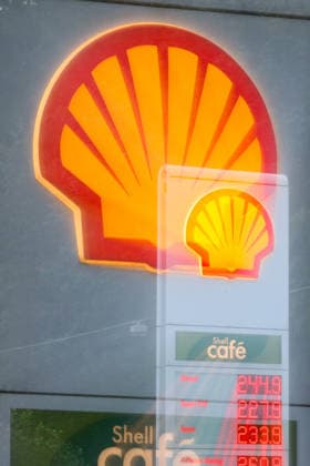 Wie ist die weitere Entwicklung der Spritpreise? Die Spritpreise sind weiterhin auf sehr hohem Niveau. SHELL Tankstelle in Siegen. Die Spritpreise am fruehen (frühen) Morgen. Der aktuelle Preis fuer (für) Diesel, Super E10 und Super liegt weit ueber (über) 2 Euro. Diesel liegt bei bei 2,44 Euro, Super E10 bei 2,27 Euro und Super bei 2,33 Euro. Tankstelle, Spritpreise am 19.09.2026 in Siegen Deutschland.