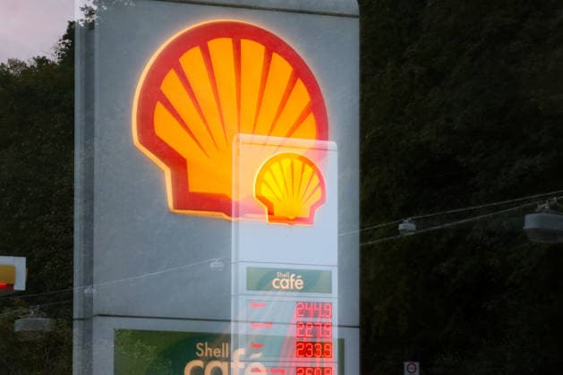 Wie ist die weitere Entwicklung der Spritpreise? Die Spritpreise sind weiterhin auf sehr hohem Niveau. SHELL Tankstelle in Siegen. Die Spritpreise am fruehen (frühen) Morgen. Der aktuelle Preis fuer (für) Diesel, Super E10 und Super liegt weit ueber (über) 2 Euro. Diesel liegt bei bei 2,44 Euro, Super E10 bei 2,27 Euro und Super bei 2,33 Euro. Tankstelle, Spritpreise am 19.09.2026 in Siegen Deutschland.