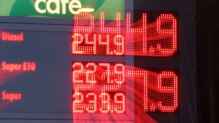 Wie ist die weitere Entwicklung der Spritpreise? Die Spritpreise sind weiterhin auf sehr hohem Niveau. SHELL Tankstelle in Siegen. Die Spritpreise am fruehen (frühen) Morgen. Der aktuelle Preis fuer (für) Diesel, Super E10 und Super liegt weit ueber (über) 2 Euro. Diesel liegt bei bei 2,44 Euro, Super E10 bei 2,27 Euro und Super bei 2,33 Euro. Tankstelle, Spritpreise am 19.09.2026 in Siegen Deutschland.