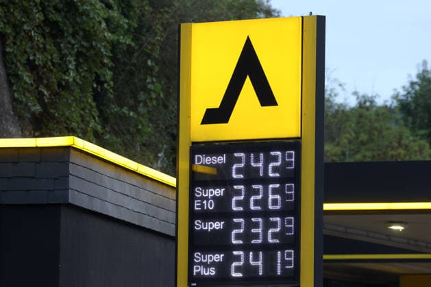 Wie ist die weitere Entwicklung der Spritpreise? Die Spritpreise sind weiterhin auf sehr hohem Niveau. CLASSIC Tankstelle in Mudersbach. Die Spritpreise am Morgen. Der aktuelle Preis fuer (für) Diesel, Super E10 und Super liegt weit ueber (über) 2 Euro. Diesel liegt bei bei 2,42 Euro, Super E10 bei 2,26 Euro und Super bei 2,32 Euro. Tankstelle, Spritpreise am 19.09.2026 in Mudersbach Deutschland.