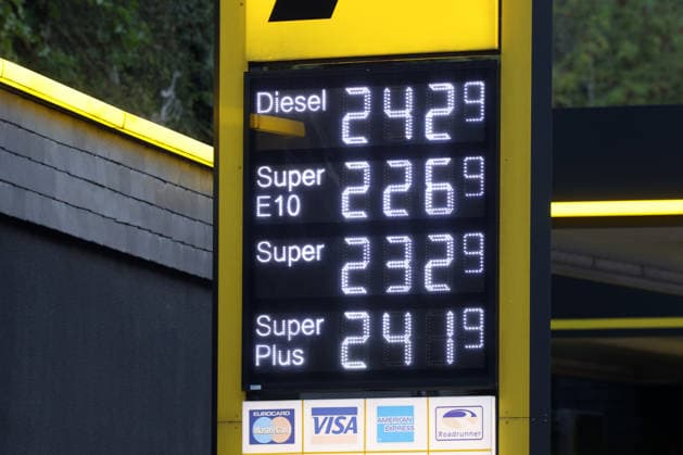 Wie ist die weitere Entwicklung der Spritpreise? Die Spritpreise sind weiterhin auf sehr hohem Niveau. CLASSIC Tankstelle in Mudersbach. Die Spritpreise am Morgen. Der aktuelle Preis fuer (für) Diesel, Super E10 und Super liegt weit ueber (über) 2 Euro. Diesel liegt bei bei 2,42 Euro, Super E10 bei 2,26 Euro und Super bei 2,32 Euro. Tankstelle, Spritpreise am 19.09.2026 in Mudersbach Deutschland.