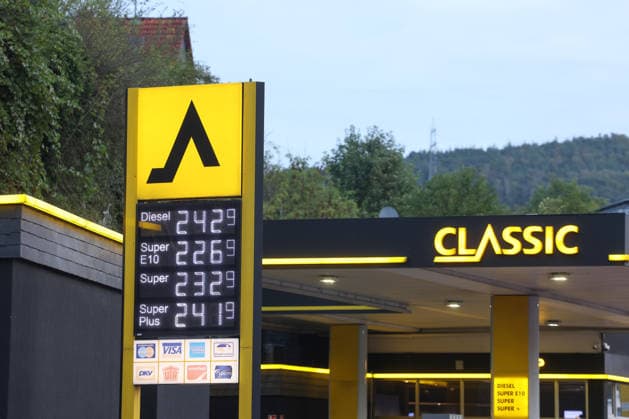 Wie ist die weitere Entwicklung der Spritpreise? Die Spritpreise sind weiterhin auf sehr hohem Niveau. CLASSIC Tankstelle in Mudersbach. Die Spritpreise am Morgen. Der aktuelle Preis fuer (für) Diesel, Super E10 und Super liegt weit ueber (über) 2 Euro. Diesel liegt bei bei 2,42 Euro, Super E10 bei 2,26 Euro und Super bei 2,32 Euro. Tankstelle, Spritpreise am 19.09.2026 in Mudersbach Deutschland.