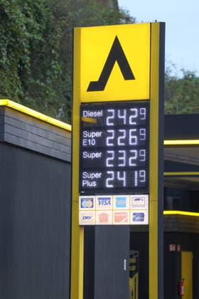 Wie ist die weitere Entwicklung der Spritpreise? Die Spritpreise sind weiterhin auf sehr hohem Niveau. CLASSIC Tankstelle in Mudersbach. Die Spritpreise am Morgen. Der aktuelle Preis fuer (für) Diesel, Super E10 und Super liegt weit ueber (über) 2 Euro. Diesel liegt bei bei 2,42 Euro, Super E10 bei 2,26 Euro und Super bei 2,32 Euro. Tankstelle, Spritpreise am 19.09.2026 in Mudersbach Deutschland.