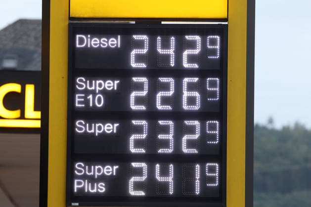 Wie ist die weitere Entwicklung der Spritpreise? Die Spritpreise sind weiterhin auf sehr hohem Niveau. CLASSIC Tankstelle in Mudersbach. Die Spritpreise am Morgen. Der aktuelle Preis fuer (für) Diesel, Super E10 und Super liegt weit ueber (über) 2 Euro. Diesel liegt bei bei 2,42 Euro, Super E10 bei 2,26 Euro und Super bei 2,32 Euro. Tankstelle, Spritpreise am 19.09.2026 in Mudersbach Deutschland.