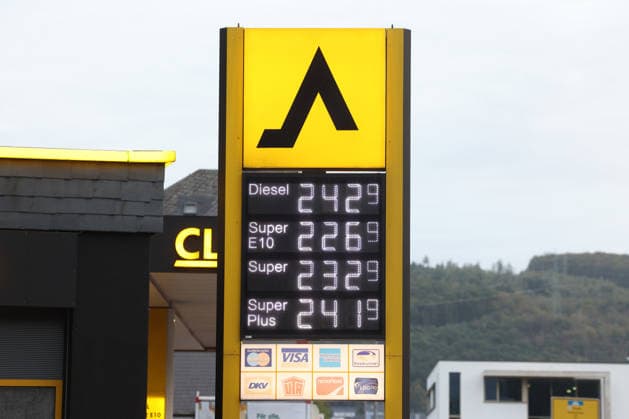 Wie ist die weitere Entwicklung der Spritpreise? Die Spritpreise sind weiterhin auf sehr hohem Niveau. CLASSIC Tankstelle in Mudersbach. Die Spritpreise am Morgen. Der aktuelle Preis fuer (für) Diesel, Super E10 und Super liegt weit ueber (über) 2 Euro. Diesel liegt bei bei 2,42 Euro, Super E10 bei 2,26 Euro und Super bei 2,32 Euro. Tankstelle, Spritpreise am 19.09.2026 in Mudersbach Deutschland.