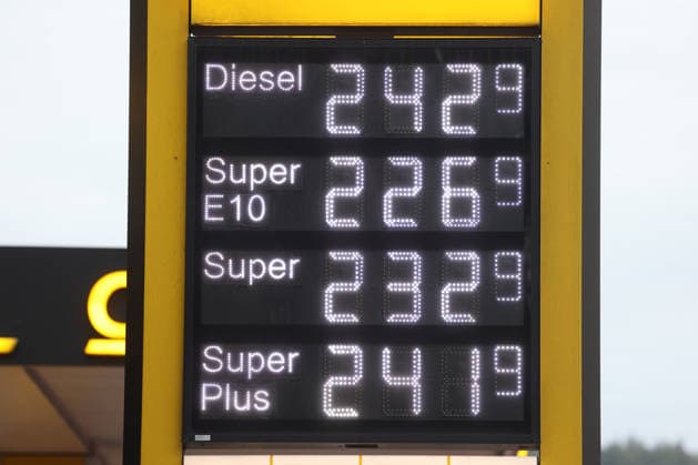 Wie ist die weitere Entwicklung der Spritpreise? Die Spritpreise sind weiterhin auf sehr hohem Niveau. CLASSIC Tankstelle in Mudersbach. Die Spritpreise am Morgen. Der aktuelle Preis fuer (für) Diesel, Super E10 und Super liegt weit ueber (über) 2 Euro. Diesel liegt bei bei 2,42 Euro, Super E10 bei 2,26 Euro und Super bei 2,32 Euro. Tankstelle, Spritpreise am 19.09.2026 in Mudersbach Deutschland.