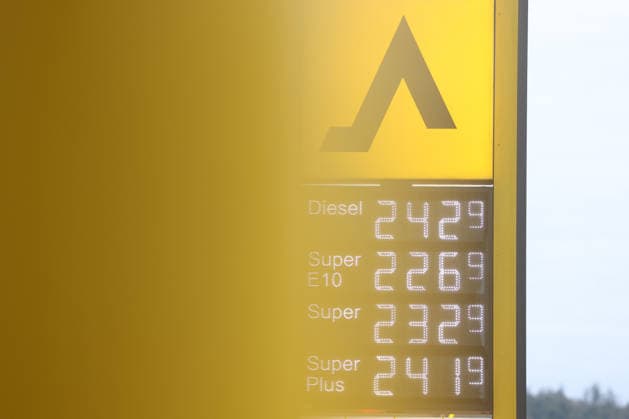 Wie ist die weitere Entwicklung der Spritpreise? Die Spritpreise sind weiterhin auf sehr hohem Niveau. CLASSIC Tankstelle in Mudersbach. Die Spritpreise am Morgen. Der aktuelle Preis fuer (für) Diesel, Super E10 und Super liegt weit ueber (über) 2 Euro. Diesel liegt bei bei 2,42 Euro, Super E10 bei 2,26 Euro und Super bei 2,32 Euro. Tankstelle, Spritpreise am 19.09.2026 in Mudersbach Deutschland.