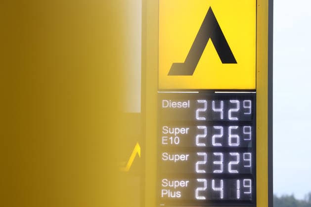Wie ist die weitere Entwicklung der Spritpreise? Die Spritpreise sind weiterhin auf sehr hohem Niveau. CLASSIC Tankstelle in Mudersbach. Die Spritpreise am Morgen. Der aktuelle Preis fuer (für) Diesel, Super E10 und Super liegt weit ueber (über) 2 Euro. Diesel liegt bei bei 2,42 Euro, Super E10 bei 2,26 Euro und Super bei 2,32 Euro. Tankstelle, Spritpreise am 19.09.2026 in Mudersbach Deutschland.