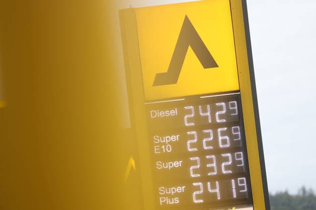 Wie ist die weitere Entwicklung der Spritpreise? Die Spritpreise sind weiterhin auf sehr hohem Niveau. CLASSIC Tankstelle in Mudersbach. Die Spritpreise am Morgen. Der aktuelle Preis fuer (für) Diesel, Super E10 und Super liegt weit ueber (über) 2 Euro. Diesel liegt bei bei 2,42 Euro, Super E10 bei 2,26 Euro und Super bei 2,32 Euro. Tankstelle, Spritpreise am 19.09.2026 in Mudersbach Deutschland.