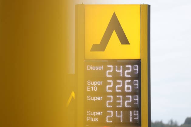 Wie ist die weitere Entwicklung der Spritpreise? Die Spritpreise sind weiterhin auf sehr hohem Niveau. CLASSIC Tankstelle in Mudersbach. Die Spritpreise am Morgen. Der aktuelle Preis fuer (für) Diesel, Super E10 und Super liegt weit ueber (über) 2 Euro. Diesel liegt bei bei 2,42 Euro, Super E10 bei 2,26 Euro und Super bei 2,32 Euro. Tankstelle, Spritpreise am 19.09.2026 in Mudersbach Deutschland.