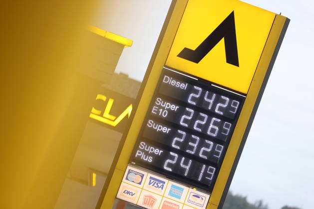 Wie ist die weitere Entwicklung der Spritpreise? Die Spritpreise sind weiterhin auf sehr hohem Niveau. CLASSIC Tankstelle in Mudersbach. Die Spritpreise am Morgen. Der aktuelle Preis fuer (für) Diesel, Super E10 und Super liegt weit ueber (über) 2 Euro. Diesel liegt bei bei 2,42 Euro, Super E10 bei 2,26 Euro und Super bei 2,32 Euro. Tankstelle, Spritpreise am 19.09.2026 in Mudersbach Deutschland.