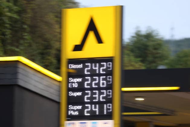 Wie ist die weitere Entwicklung der Spritpreise? Die Spritpreise sind weiterhin auf sehr hohem Niveau. CLASSIC Tankstelle in Mudersbach. Die Spritpreise am Morgen. Der aktuelle Preis fuer (für) Diesel, Super E10 und Super liegt weit ueber (über) 2 Euro. Diesel liegt bei bei 2,42 Euro, Super E10 bei 2,26 Euro und Super bei 2,32 Euro. Tankstelle, Spritpreise am 19.09.2026 in Mudersbach Deutschland.