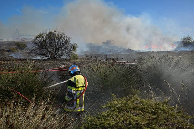 Wildfire in Industrial and Port Complex Zone - Fos-sur-Mer A brush fire that broke out along the roadside running alongside the port complex, at a location known as Rond-point du Caban, threatened the facilities at the Marseille-Fos container port as well as the Seveso-classified site of the company Kem One, requiring the intervention of about 50 firefighters on the ground in Fos-sur-Mer, Bouches-du-Rhone, France, on September 18, 2026 . Photo by Laurent Coust ABACAPRESS.COM FOS-sur-mer France  Copyright: xCoustxLaurent ABACAx