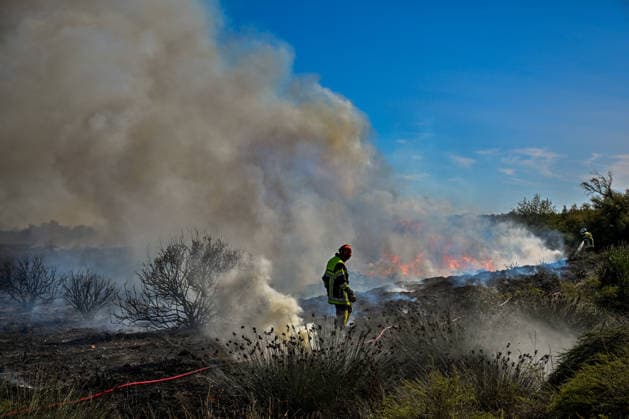Wildfire in Industrial and Port Complex Zone - Fos-sur-Mer A brush fire that broke out along the roadside running alongside the port complex, at a location known as Rond-point du Caban, threatened the facilities at the Marseille-Fos container port as well as the Seveso-classified site of the company Kem One, requiring the intervention of about 50 firefighters on the ground in Fos-sur-Mer, Bouches-du-Rhone, France, on September 18, 2026 . Photo by Laurent Coust ABACAPRESS.COM FOS-sur-mer France  Copyright: xCoustxLaurent ABACAx