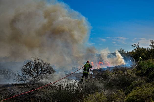 Wildfire in Industrial and Port Complex Zone - Fos-sur-Mer A brush fire that broke out along the roadside running alongside the port complex, at a location known as Rond-point du Caban, threatened the facilities at the Marseille-Fos container port as well as the Seveso-classified site of the company Kem One, requiring the intervention of about 50 firefighters on the ground in Fos-sur-Mer, Bouches-du-Rhone, France, on September 18, 2026 . Photo by Laurent Coust ABACAPRESS.COM FOS-sur-mer France  Copyright: xCoustxLaurent ABACAx