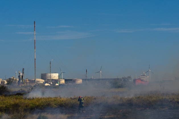 Wildfire in Industrial and Port Complex Zone - Fos-sur-Mer A brush fire that broke out along the roadside running alongside the port complex, at a location known as Rond-point du Caban, threatened the facilities at the Marseille-Fos container port as well as the Seveso-classified site of the company Kem One, requiring the intervention of about 50 firefighters on the ground in Fos-sur-Mer, Bouches-du-Rhone, France, on September 18, 2026 . Photo by Laurent Coust ABACAPRESS.COM FOS-sur-mer France  Copyright: xCoustxLaurent ABACAx