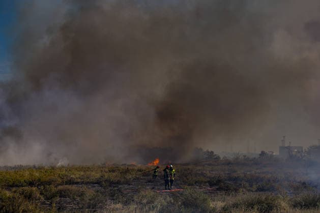 Wildfire in Industrial and Port Complex Zone - Fos-sur-Mer A brush fire that broke out along the roadside running alongside the port complex, at a location known as Rond-point du Caban, threatened the facilities at the Marseille-Fos container port as well as the Seveso-classified site of the company Kem One, requiring the intervention of about 50 firefighters on the ground in Fos-sur-Mer, Bouches-du-Rhone, France, on September 18, 2026 . Photo by Laurent Coust ABACAPRESS.COM FOS-sur-mer France  Copyright: xCoustxLaurent ABACAx