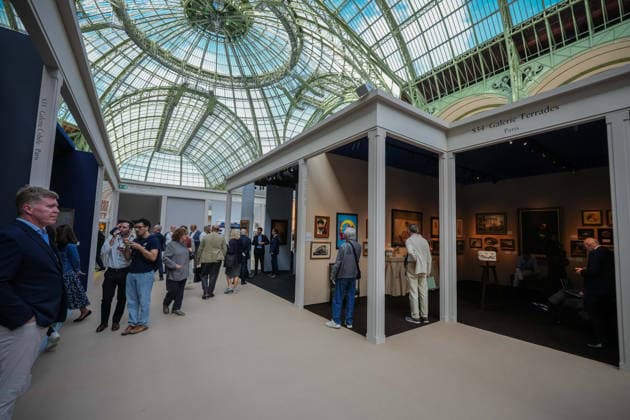(260919) -- PARIS, Sept. 19, 2026 -- People visit Fine Arts Paris during a press tour at the Grand Palais in Paris, France, Sept. 18, 2026. Fine Arts Paris, formerly FAB Paris, opens to the public from Sept. 19 to 23, bringing together leading galleries and collectors from France and around the world. (Photo by Xinhua) FRANCE-PARIS-FINE ARTS PARIS AurelienxMorissard 