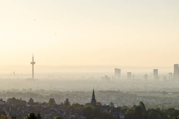 Frankfurt am Morgen Blick auf die Skyline von Frankfurt am Main im Licht der Morgensonne., Kronberg Hessen Deutschland